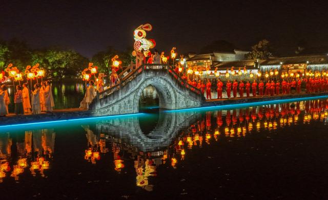 (260925) -- HEFEI, Sept. 25, 2026 (Xinhua) -- A drone photo taken on Sept. 24, 2026 shows performers parading with rabbit-shaped lanterns in Hongcun Village, Yixian County of Huangshan City, east China's Anhui Province. A lantern parade was held here in celebration of the Mid-Autumn Festival. 
   In recent years, Huangshan has been boosting its nighttime economy to unlock the local consumption potential. (Photo by Shi Yalei/Xinhua)