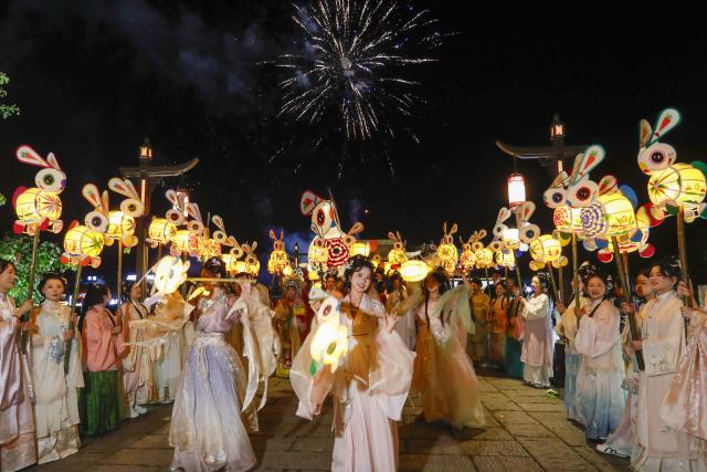 (260925) -- HEFEI, Sept. 25, 2026 (Xinhua) -- This photo taken on Sept. 24, 2026 shows performers parading with rabbit-shaped lanterns in Hongcun Village, Yixian County of Huangshan City, east China's Anhui Province. A lantern parade was held here in celebration of the Mid-Autumn Festival. 
   In recent years, Huangshan has been boosting its nighttime economy to unlock the local consumption potential. (Photo by Shi Yalei/Xinhua)