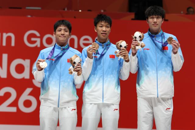 (260925) -- TOKONAME, Sept. 25, 2026 (Xinhua) -- Bronze medalists Lyu Weiqiao, Zeng Zhaoran and Xu Jie (L-R) of team China pose on the podium during the awarding ceremony for the men's foil team final of Fencing at the 20th Asian Games Aichi-Nagoya 2026 in Tokoname, Aichi Prefecture, Japan, Sept. 25, 2026. (Xinhua/Yao Qilin)