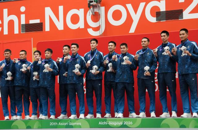 (260925) -- NAGOYA, Sept. 25, 2026 (Xinhua) -- Silver medalist team Thailand pose for photos during the awarding ceremony for the men's team regu of Sepaktakraw at the 20th Asian Games Aichi-Nagoya 2026 in Nagoya, Japan, Sept. 25, 2026. (Xinhua/Wang Fei)