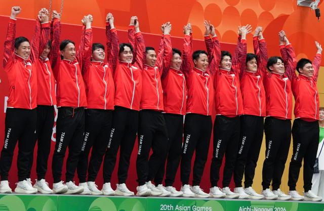 (260925) -- NAGOYA, Sept. 25, 2026 (Xinhua) -- Bronze medalist team Japan pose for photos during the awarding ceremony for the men's team regu of Sepaktakraw at the 20th Asian Games Aichi-Nagoya 2026 in Nagoya, Japan, Sept. 25, 2026. (Xinhua/Wang Fei)