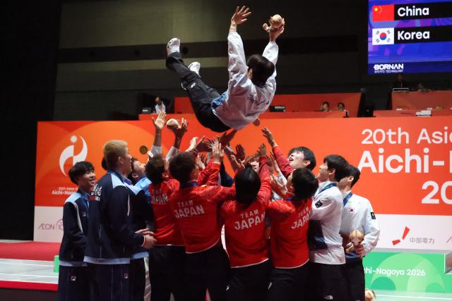 (260925) -- TOKONAME, Sept. 25, 2026 (Xinhua) -- Medalists celebrate during the awarding ceremony for the men's foil team final of Fencing at the 20th Asian Games Aichi-Nagoya 2026 in Tokoname, Aichi Prefecture, Japan, Sept. 25, 2026. (Xinhua/Yao Qilin)