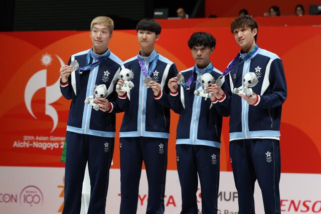 (260925) -- TOKONAME, Sept. 25, 2026 (Xinhua) -- Silver medalist team China's Hong Kong pose on the podium during the awarding ceremony for the men's foil team final of Fencing at the 20th Asian Games Aichi-Nagoya 2026 in Tokoname, Aichi Prefecture, Japan, Sept. 25, 2026. (Xinhua/Yao Qilin)