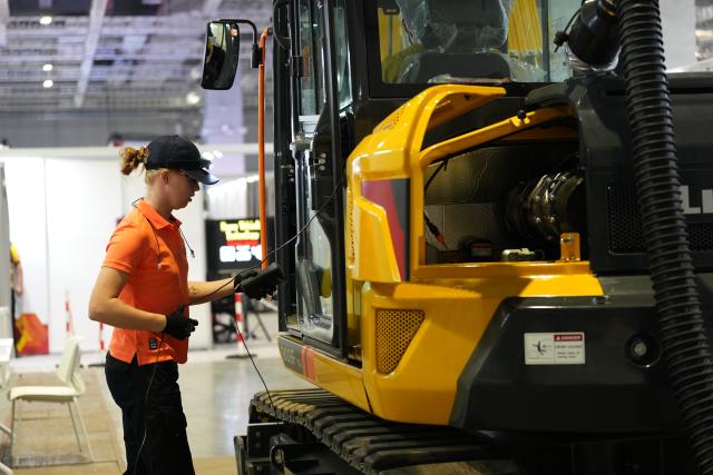 (260925) -- SHANGHAI, Sept. 25, 2026 (Xinhua) -- A contestant participates in the heavy vehicle technology event during the 48th WorldSkills Competition in Shanghai, east China, Sept. 25, 2026.
  The 48th WorldSkills Competition is held in Shanghai from September 22 to 27. 
  Various events in the competition are related in the maintenance of equipment and facilities in the air, on land and on rails. (Xinhua/Xing Guangli)