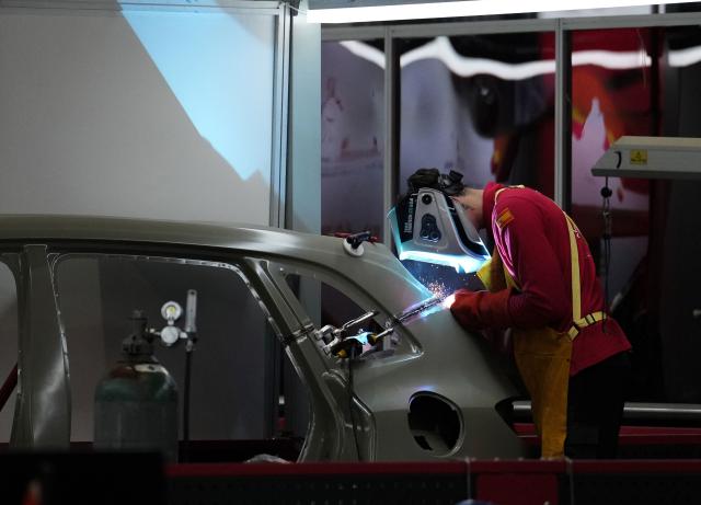 (260925) -- SHANGHAI, Sept. 25, 2026 (Xinhua) -- A contestant participates in the autobody repair event during the 48th WorldSkills Competition in Shanghai, east China, Sept. 25, 2026.
  The 48th WorldSkills Competition is held in Shanghai from September 22 to 27. 
  Various events in the competition are related in the maintenance of equipment and facilities in the air, on land and on rails. (Xinhua/Ren Pengfei)