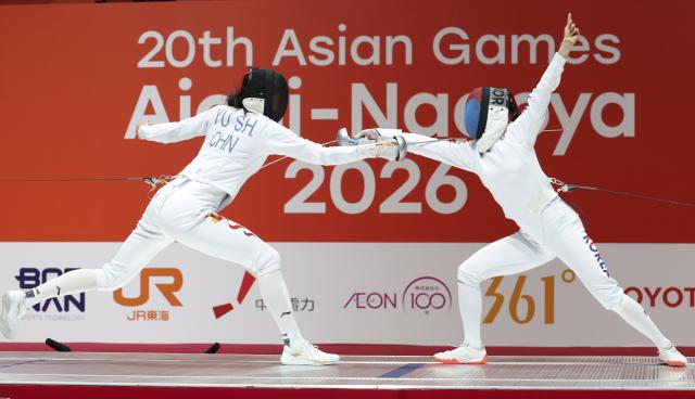 (260925) -- TOKONAME, Sept. 25, 2026 (Xinhua) -- Yu Sihan (L) of team China competes during the women's epee team gold medal match of fencing at the 20th Asian Games Aichi-Nagoya 2026 in Tokoname, Aichi Prefecture, Japan, Sept. 25, 2026. (Xinhua/Yao Qilin)