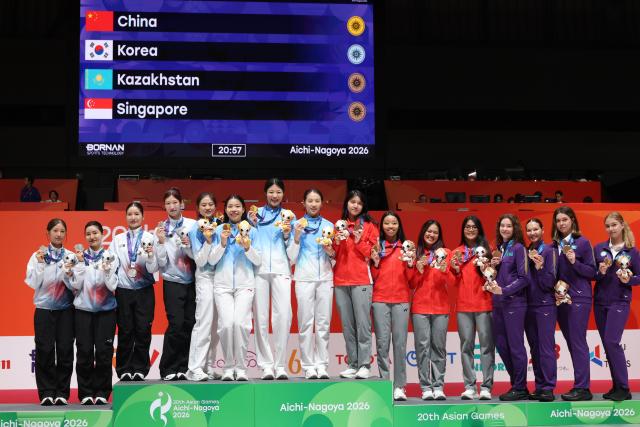 (260925) -- TOKONAME, Sept. 25, 2026 (Xinhua) -- Gold medalist team China (2nd L), silver meadlist team South Korea (1st L), bronze medalists team Singapore (2nd R) and team Kazakhstan pose for photos awarding ceremony after the women's epee team gold medal match of fencing at the 20th Asian Games Aichi-Nagoya 2026 in Tokoname, Aichi Prefecture, Japan, Sept. 25, 2026. (Xinhua/Yao Qilin)