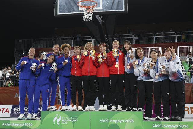 (260925) -- NAGOYA, Sept. 25, 2026 (Xinhua) -- Gold medalists team Japan (C), silver medalists team the Philippines (L) and bronze medalists team South Korea pose during the awarding ceremony for the women's 3x3 basketball at 20th Asian Games Aichi-Nagoya 2026 in Nagoya, Japan, Sept. 25, 2026. (Xinhua/Deng Hua)