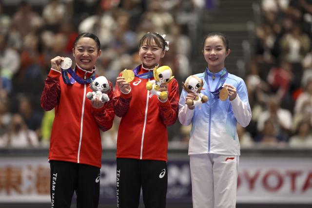 (260925) -- NAGOYA, Sept. 25, 2026 (Xinhua) -- Gold medalist Sugihara Aiko (C) of Japan, silver medalist Nishiyama Misa (L) of Japan and bronze medalist Zhang Yihan of China pose during the awarding ceremony after the women's floor exercise final of Artistic Gymnastics at the 20th Asian Games Aichi-Nagoya 2026 in Nagoya, Japan, Sept. 25, 2026. (Xinhua/Xu Yanan)