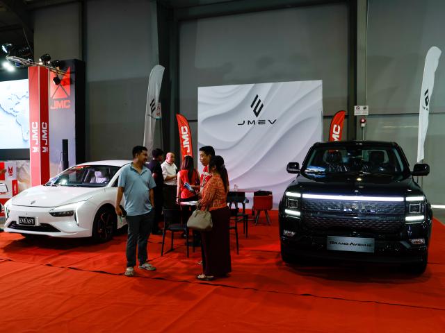 (260925) -- YANGON, Sept. 25, 2026 (Xinhua) -- People visit the Myanmar Auto and Parts Expo 2026 in Yangon, Myanmar, Sept. 25, 2026.
  TO GO WITH "Asia-Pacific Community: Chinese EVs expand footprint in Myanmar with smart features, stronger industrial partnerships" (Xinhua/Myo Kyaw Soe)
