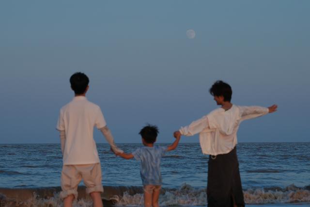 (260925) -- BEIJING, Sept. 25, 2026 (Xinhua) -- People admire the mid-autumn moon by the sea in Zhoushan City, east China's Zhejiang Province, Sept. 25, 2026. The Mid-Autumn Festival falls on Sept. 25 this year. (Photo by Yao Kaile/Xinhua)