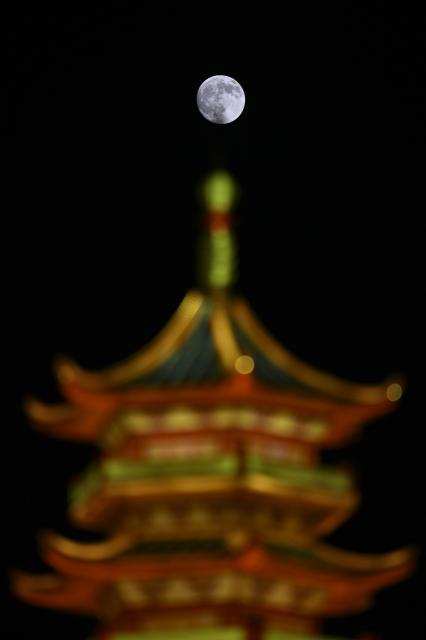(260925) -- BEIJING, Sept. 25, 2026 (Xinhua) -- This photo taken on Sept. 25, 2026 shows the mid-autumn moon over Kunshan City, east China's Jiangsu Province. The Mid-Autumn Festival falls on Sept. 25 this year. (Photo by Wang Xuzhong/Xinhua)