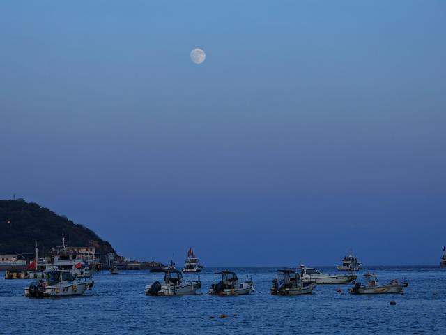 (260925) -- BEIJING, Sept. 25, 2026 (Xinhua) -- This photo taken on Sept. 25, 2026 shows the mid-autumn moon over the sea in Zhoushan City, east China's Zhejiang Province. The Mid-Autumn Festival falls on Sept. 25 this year. (Photo by Xing Shoumiao/Xinhua)