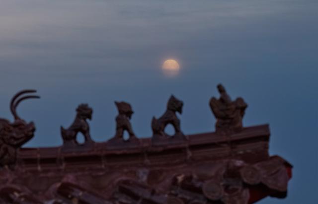 (260925) -- BEIJING, Sept. 25, 2026 (Xinhua) -- A drone photo taken on Sept. 25, 2026 shows the mid-autumn moon over Fujin City, northeast China's Heilongjiang Province. The Mid-Autumn Festival falls on Sept. 25 this year. (Photo by Geng Xiqing/Xinhua)