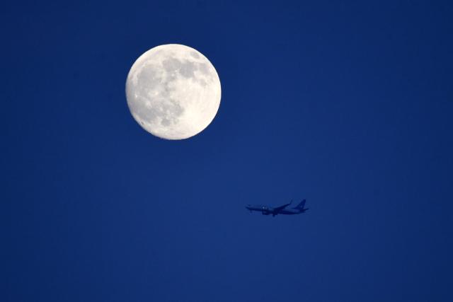 (260925) -- BEIJING, Sept. 25, 2026 (Xinhua) -- This photo taken on Sept. 25, 2026 shows an aircraft and the mid-autumn moon over Renhuai City, southwest China's Guizhou Province. The Mid-Autumn Festival falls on Sept. 25 this year. (Photo by Chen Yong/Xinhua)