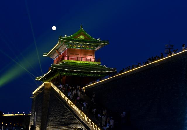 (260925) -- BEIJING, Sept. 25, 2026 (Xinhua) -- People admire the mid-autumn moon at Zhengding ancient town in Shijiazhuang, north China's Hebei Province, Sept. 25, 2026. The Mid-Autumn Festival falls on Sept. 25 this year. (Photo by Chen Qibao/Xinhua)