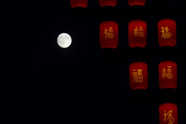 (260925) -- BEIJING, Sept. 25, 2026 (Xinhua) -- This photo taken on Sept. 25, 2026 shows the mid-autumn moon over Fuyuan City, northeast China's Heilongjiang Province. The Mid-Autumn Festival falls on Sept. 25 this year. (Photo by Li Yongjun/Xinhua)