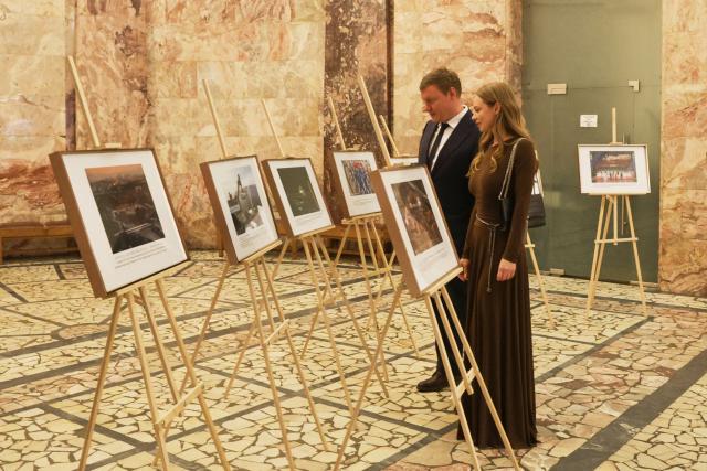 (260925) -- ST. PETERSBURG, Sept. 25, 2026 (Xinhua) -- People visit a photo exhibition showcasing the achievements of Chinese modernization, in St. Petersburg, Russia, Sept. 24, 2026. A photo exhibition showcasing the achievements of Chinese modernization was held on Thursday in St. Petersburg, Russia.
  The exhibition featured more than 20 selected Xinhua photographs, highlighting China's development achievements in fields such as the economy, society, culture, and science and technology. (Photo by Irina Motina/Xinhua)