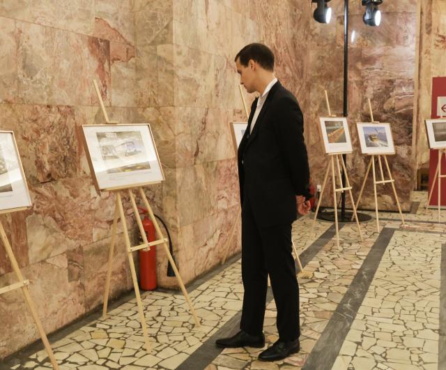 (260925) -- ST. PETERSBURG, Sept. 25, 2026 (Xinhua) -- A man visits a photo exhibition showcasing the achievements of Chinese modernization, in St. Petersburg, Russia, Sept. 24, 2026. A photo exhibition showcasing the achievements of Chinese modernization was held on Thursday in St. Petersburg, Russia.
  The exhibition featured more than 20 selected Xinhua photographs, highlighting China's development achievements in fields such as the economy, society, culture, and science and technology. (Photo by Irina Motina/Xinhua)