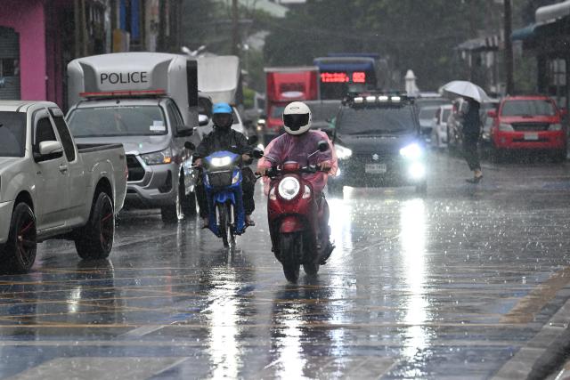 (260925) -- BANGKOK, Sept. 25, 2026 (Xinhua) -- People ride motorcycles in the rain in Bangkok, Thailand, on Sept. 25, 2026. The Thai Meteorological Department has issued a warning of heavy rain in Greater Bangkok and other provinces across Thailand, due to a strong low-pressure system combined with seasonal monsoon patterns. (Xinhua/Rachen Sageamsak)