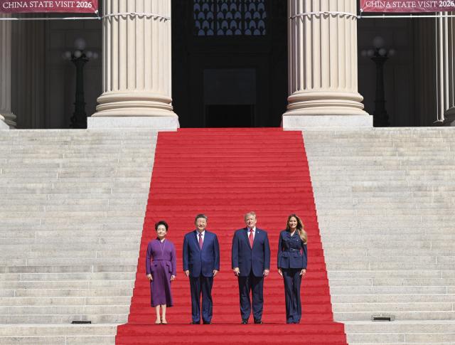 (260925) -- WASHINGTON, Sept. 25, 2026 (Xinhua) -- Chinese President Xi Jinping and his wife Peng Liyuan visit the U.S. National Archives, accompanied by U.S. President Donald Trump and his wife Melania Trump, after their tea chat in Washington, D.C., the United States, Sept. 25, 2026. Chinese President Xi Jinping and his wife, Peng Liyuan, had a chat over tea with U.S. President Donald Trump and his wife, Melania Trump, on Friday. (Xinhua/Li Xiang)