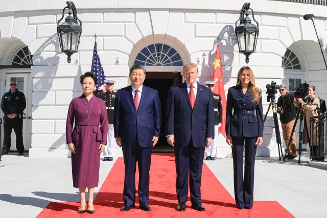 (260925) -- WASHINGTON, Sept. 25, 2026 (Xinhua) -- Chinese President Xi Jinping and his wife Peng Liyuan, together with U.S. President Donald Trump and his wife Melania Trump, pose for a group photo at the White House in Washington, D.C., the United States, Sept. 25, 2026. Chinese President Xi Jinping and his wife, Peng Liyuan, had a chat over tea with U.S. President Donald Trump and his wife, Melania Trump, on Friday. (Xinhua/Ding Lin)