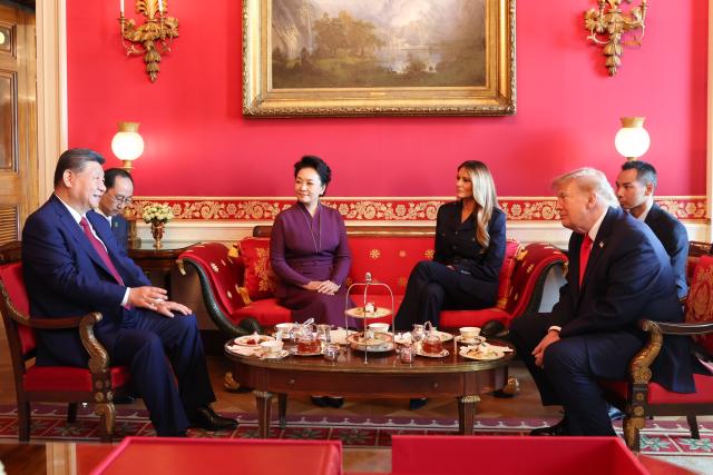 (260925) -- WASHINGTON, Sept. 25, 2026 (Xinhua) -- Chinese President Xi Jinping and his wife Peng Liyuan have a chat over tea with U.S. President Donald Trump and his wife Melania Trump at the White House in Washington, D.C., the United States, Sept. 25, 2026. (Xinhua/Yao Dawei)