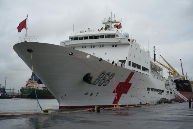 (260925) -- DAKAR, Sept. 25, 2026 (Xinhua) -- The Chinese People's Liberation Army Navy hospital ship Auspicious Ark docks in Dakar, Senegal, Sept. 25, 2026. The hospital ship arrived in Dakar, the capital of Senegal, on Friday to begin a friendly visit and provide medical services, marking the first visit by a Chinese naval hospital ship to Senegal. (Xinhua/Qi Qi)