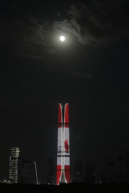 (260925) -- CAIRO, Sept. 25, 2026 (Xinhua) -- Photo taken on Sept. 25, 2026 shows a moon over the iconic tower in the Central Business District (CBD) in the new administrative capital of Egypt, east of Cairo, Egypt. (Xinhua/Ahmed Gomaa)