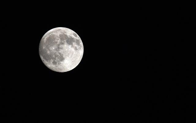 (260925) -- TEHRAN, Sept. 25, 2026 (Xinhua) -- A moon is seen over Tehran, Iran, Sept. 25, 2026. (Xinhua/Shadati)