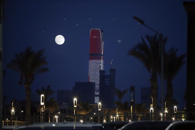 (260925) -- CAIRO, Sept. 25, 2026 (Xinhua) -- Photo taken on Sept. 25, 2026 shows a moon over the iconic tower in the Central Business District (CBD) in the new administrative capital of Egypt, east of Cairo, Egypt. (Xinhua/Ahmed Gomaa)