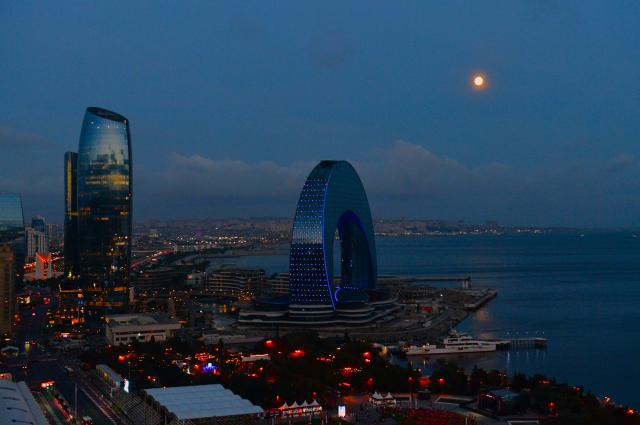 (260925) -- BAKU, Sept. 25, 2026 (Xinhua) -- A moon is seen in Baku, Azerbaijan, Sept. 25, 2026. (Xinhua/Chen Junfeng)