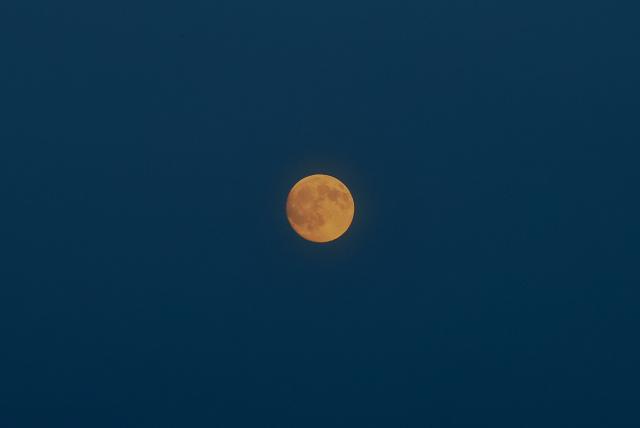 (260925) -- BAKU, Sept. 25, 2026 (Xinhua) -- A moon is seen in Baku, Azerbaijan, Sept. 25, 2026. (Xinhua/Chen Junfeng)
