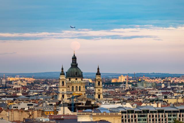 (260925) -- BUDAPEST, Sept. 25, 2026 (Xinhua) -- A moon is seen in Budapest, Hungary, Sept. 25, 2026. (Xinhua/Hu Zhixuan)