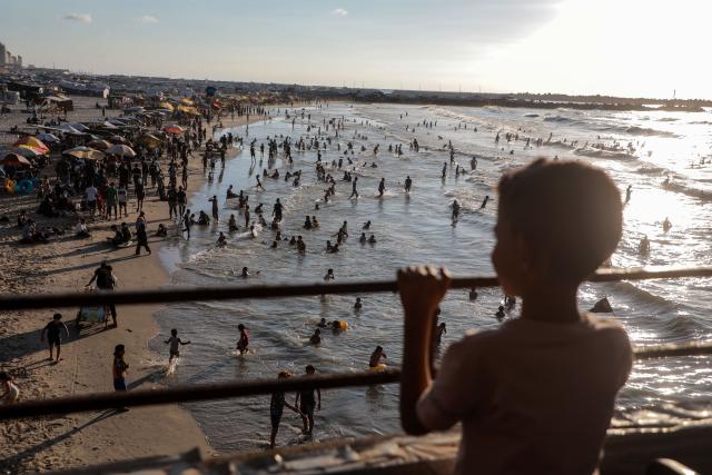 (260925) -- GAZA, Sept. 25, 2026 (Xinhua) -- Palestinians spend time on a beach west of Gaza City, Sept. 25, 2026. (Photo by Rizek Abdeljawad/Xinhua)