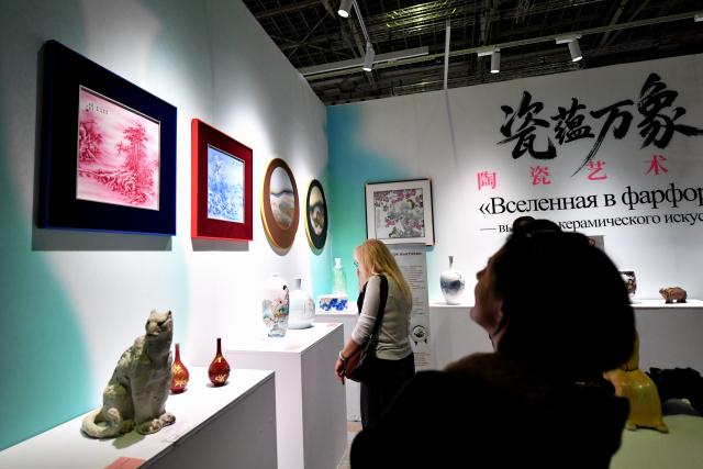 (260925) -- MOSCOW, Sept. 25, 2026 (Xinhua) -- Visitors check handcrafted porcelain works from China's Jingdezhen during the second Contemporary Academic Art Fair "Art Russia" in Moscow, Russia, Sept. 24, 2026. The second Contemporary Academic Art Fair "Art Russia" runs from September 24 to 27 at Moscow's Gostiny Dvor, featuring more than 100 stands dedicated to academic art. (Xinhua/Zhang Chaoqun)