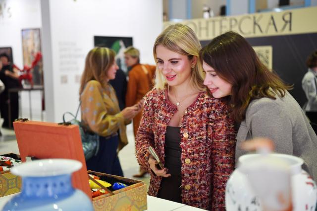 (260925) -- MOSCOW, Sept. 25, 2026 (Xinhua) -- Visitors check handcrafted porcelain works from China's Jingdezhen during the second Contemporary Academic Art Fair "Art Russia" in Moscow, Russia, Sept. 24, 2026. The second Contemporary Academic Art Fair "Art Russia" runs from September 24 to 27 at Moscow's Gostiny Dvor, featuring more than 100 stands dedicated to academic art. (Xinhua/Zhang Chaoqun)