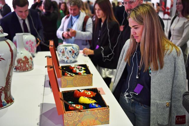 (260925) -- MOSCOW, Sept. 25, 2026 (Xinhua) -- Visitors check handcrafted porcelain works from China's Jingdezhen during the second Contemporary Academic Art Fair "Art Russia" in Moscow, Russia, Sept. 24, 2026. The second Contemporary Academic Art Fair "Art Russia" runs from September 24 to 27 at Moscow's Gostiny Dvor, featuring more than 100 stands dedicated to academic art. (Xinhua/Zhang Chaoqun)