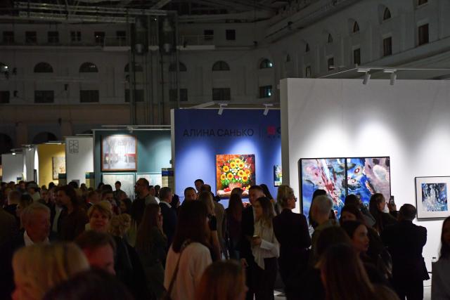 (260925) -- MOSCOW, Sept. 25, 2026 (Xinhua) -- Visitors visit the second Contemporary Academic Art Fair "Art Russia" in Moscow, Russia, Sept. 24, 2026. The second Contemporary Academic Art Fair "Art Russia" runs from September 24 to 27 at Moscow's Gostiny Dvor, featuring more than 100 stands dedicated to academic art. (Xinhua/Zhang Chaoqun)