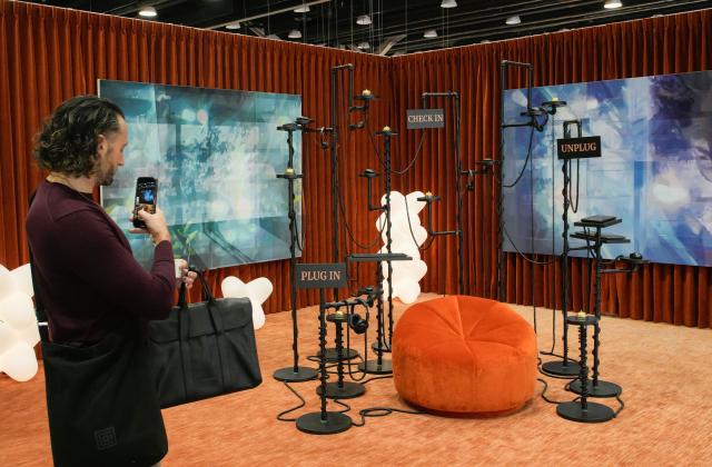 (260926) -- VANCOUVER, Sept. 26, 2026 (Xinhua) -- A visitor takes a photo of an interior design display at the Interior Design Show 2026 at the Vancouver Convention Centre in Vancouver, British Columbia, Canada, Sept. 25, 2026.
  Featuring 200 exhibitors from around the world showcasing the latest interior design concepts and products, the three-day trade and public show kicked off Friday and runs until Sept. 27. (Photo by Liang Sen/ Xinhua)
