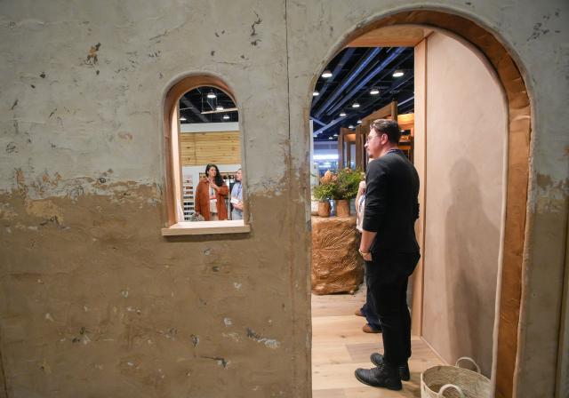 (260926) -- VANCOUVER, Sept. 26, 2026 (Xinhua) -- Visitors look at an interior display during the Interior Design Show 2026 at the Vancouver Convention Centre in Vancouver, British Columbia, Canada, Sept. 25, 2026.
  Featuring 200 exhibitors from around the world showcasing the latest interior design concepts and products, the three-day trade and public show kicked off Friday and runs until Sept. 27. (Photo by Liang Sen/ Xinhua)