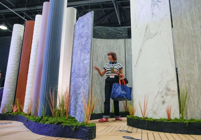 (260926) -- VANCOUVER, Sept. 26, 2026 (Xinhua) -- A visitor looks at a contemporary interior design display during the Interior Design Show 2026 at the Vancouver Convention Centre in Vancouver, British Columbia, Canada, Sept. 25, 2026.
  Featuring 200 exhibitors from around the world showcasing the latest interior design concepts and products, the three-day trade and public show kicked off Friday and runs until Sept. 27. (Photo by Liang Sen/ Xinhua)