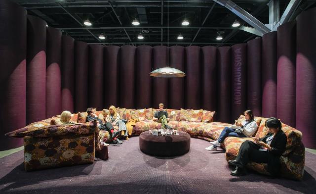 (260926) -- VANCOUVER, Sept. 26, 2026 (Xinhua) -- Visitors sit in a contemporary interior design display during the Interior Design Show 2026 at the Vancouver Convention Centre in Vancouver, British Columbia, Canada, Sept. 25, 2026.
  Featuring 200 exhibitors from around the world showcasing the latest interior design concepts and products, the three-day trade and public show kicked off Friday and runs until Sept. 27. (Photo by Liang Sen/ Xinhua)