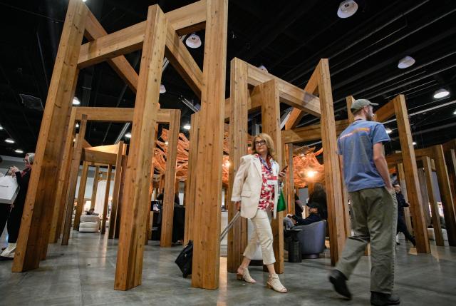 (260926) -- VANCOUVER, Sept. 26, 2026 (Xinhua) -- Visitors walk past a wooden architectural installation during the Interior Design Show 2026 at the Vancouver Convention Centre in Vancouver, British Columbia, Canada, Sept. 25, 2026.
  Featuring 200 exhibitors from around the world showcasing the latest interior design concepts and products, the three-day trade and public show kicked off Friday and runs until Sept. 27. (Photo by Liang Sen/ Xinhua)