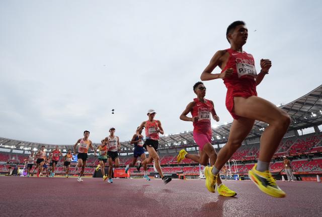 (260926) -- NAGOYA, Sept. 26, 2026 (Xinhua) -- Athletes compete during the men's marathon final of Athletics at the 20th Asian Games Aichi-Nagoya 2026 in Nagoya, Japan, Sept. 26, 2026. (Xinhua/Lui Siu Wai)