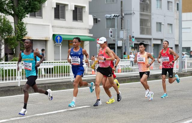 (260926) -- NAGOYA, Sept. 26, 2026 (Xinhua) -- Athletes compete during the men's marathon final of Athletics at the 20th Asian Games Aichi-Nagoya 2026 in Nagoya, Japan, Sept. 26, 2026. (Xinhua/Jia Yuchen)