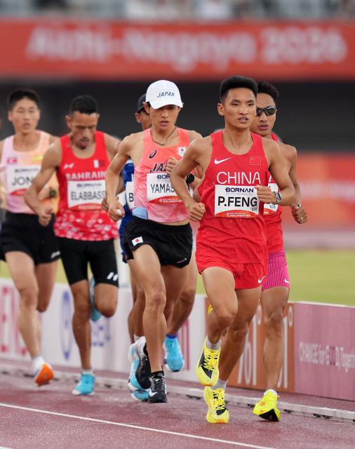 (260926) -- NAGOYA, Sept. 26, 2026 (Xinhua) -- Feng Peiyou (2nd R) of China competes during the men's marathon final of Athletics at the 20th Asian Games Aichi-Nagoya 2026 in Nagoya, Japan, Sept. 26, 2026. (Xinhua/Lui Siu Wai)