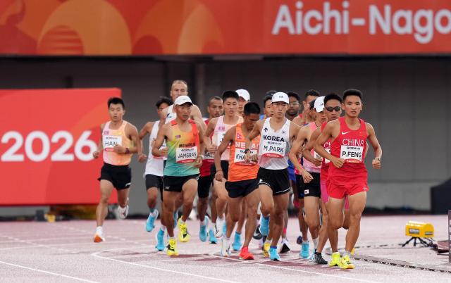 (260926) -- NAGOYA, Sept. 26, 2026 (Xinhua) -- Athletes compete during the men's marathon final of Athletics at the 20th Asian Games Aichi-Nagoya 2026 in Nagoya, Japan, Sept. 26, 2026. (Xinhua/Lui Siu Wai)