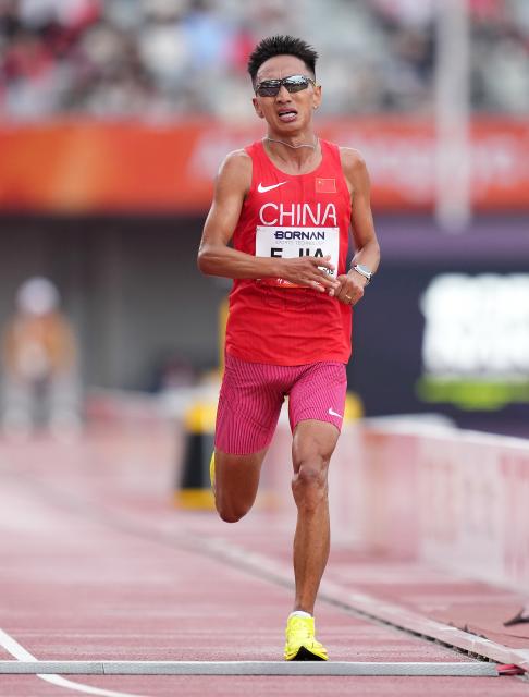 (260926) -- NAGOYA, Sept. 26, 2026 (Xinhua) -- Jia Erenjia of China crosses the finish line during the men's marathon final of athletics at the 20th Asian Games Aichi-Nagoya 2026 in Nagoya, Japan, Sept. 26, 2026. (Xinhua/Lui Siu Wai)