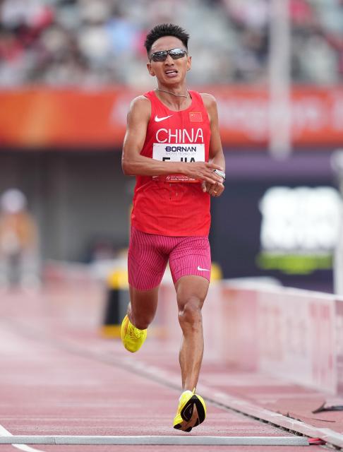 (260926) -- NAGOYA, Sept. 26, 2026 (Xinhua) -- Jia Erenjia of China crosses the finish line during the men's marathon final of athletics at the 20th Asian Games Aichi-Nagoya 2026 in Nagoya, Japan, Sept. 26, 2026. (Xinhua/Lui Siu Wai)